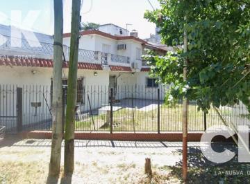Casa · 185m² · 5 Ambientes · Casa con Local Comercial en Venta!