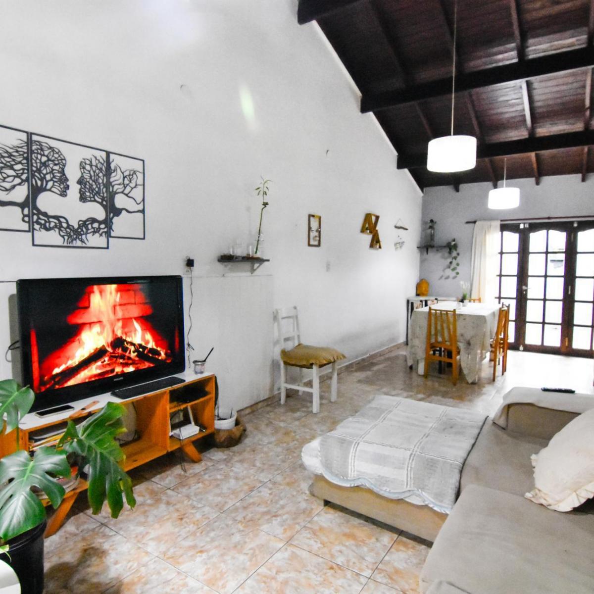 Casa 3 ambientes, patio con parrillay garaje para un auto