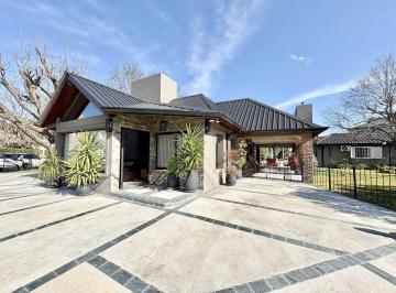 Casa · 252m² · 5 Ambientes · 2 Cocheras · Moderna y Exclusiva Casa en Venta en Country Club Banco Provincia