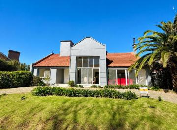 Casa · 550m² · 4 Ambientes · 3 Cocheras · Alquiler Anual de Casa Amueblada - Lote Central - Miraflores Country Club