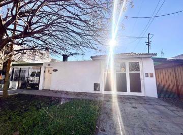 Casa de 3 ambientes, Almirante Brown · Casa 3 Ambientes Remodelada, con Jardín, Pileta, Quincho y Doble Cochera