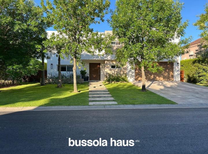 Casa · 400m² · 5 Ambientes · 4 Cocheras