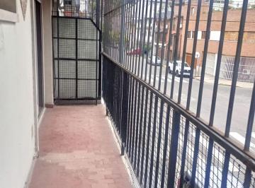 Departamento de 3 ambientes, Barracas · 3 Ambientes Al Frente con Balcón Corrido en Venta Barracas