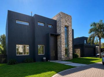 Casa · 1600m² · 6 Ambientes · 2 Cocheras · Casa Amoblada en Alquiler, Funes