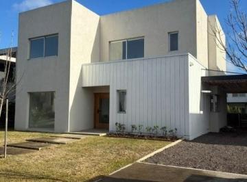 Casa · 500m² · 5 Ambientes · 1 Cochera · Casa Chalet en Venta en Carpinchos, Nordelta, Tigre