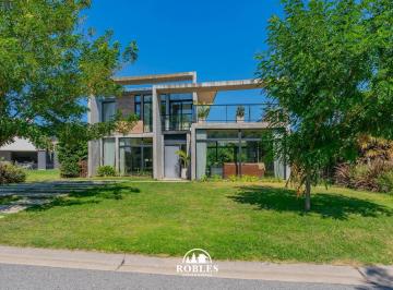Casa · 660m² · 4 Ambientes · Casa Estilo Moderno en El Barrio Arenas del Sur
