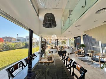 Casa · 333m² · 6 Ambientes · 2 Cocheras · Casa en Weston