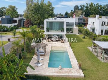 Casa · 333m² · 6 Ambientes · 2 Cocheras · Casa en Weston