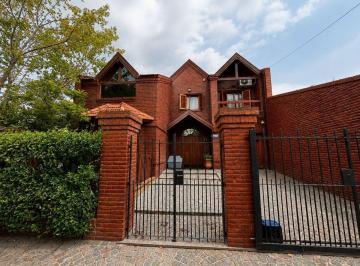 Casa · 158m² · 5 Ambientes · 2 Cocheras · Venta Casa 5 Ambientes Refacionada Quincho Pileta