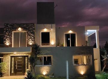 Casa de 5 ambientes, Villa Santa Cruz del Lago · Exclusiva Residencia de Categoria con Pileta y Gran Parque - Villa Lago Azul