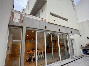 Casa · 220m² · 4 Ambientes · 2 Cocheras · Casa en 3 Plantas • Máxima Calidad y Luz en Villa del Parque