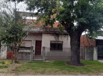 Casa · 90m² · 3 Ambientes · 1 Cochera · Casa 3 Amb Solida a Refaccionar - Lote 300 m²