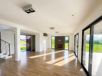 Casa · 183m² · 5 Ambientes · 3 Cocheras · Casa en Alquiler en El Naudir, Escobar