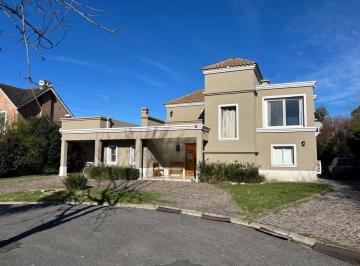 Casa · 450m² · 5 Ambientes · 1 Cochera · Casa en Alquiler en Buen Retiro con Pileta