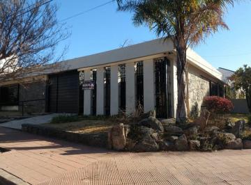 Casa de 7 ambientes, Córdoba · Alquiler - Casa Esquina 4 Dorm. - Maipú 2° Sección