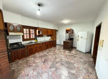 Casa · 280m² · 4 Ambientes · 1 Cochera · Alquiler Casa Los Hornos 5 Amb C Cochera y Estudio