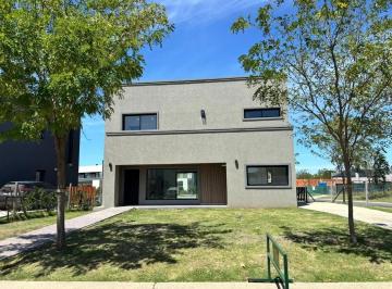 Casa · 169m² · 4 Ambientes · 3 Cocheras · Casa en Alquiler en San Pablo