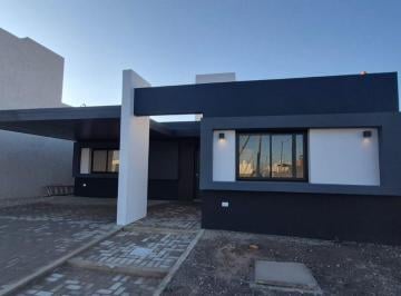 Casa · 85m² · 6 Ambientes · 2 Cocheras · Casa 2 Dorm. y Pileta en Campos Manantiales