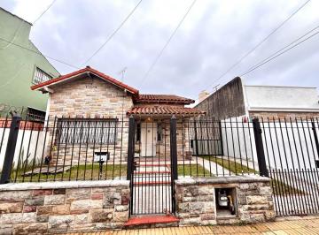 Casa de 3 ambientes, Lomas de Zamora · Chalet de 3 Ambientes con Quincho, Fondo Parquizado y Excelente Ubicación