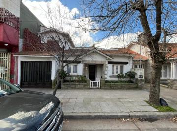Casa · 204m² · 5 Ambientes · 1 Cochera · Chalet en Venta Zona Chauvin. Apto Desarrollo