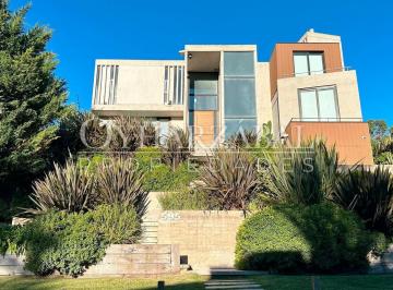 Casa · 280m² · 6 Ambientes · 2 Cocheras · Casa en Alquiler Temporario