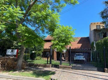 Casa · 840m² · 7 Ambientes · 6 Cocheras · Venta con Renta - Casa Sobre Gran Lote con Quincho y Pileta - Adrogué