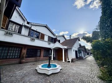 Casa · 840m² · 7 Ambientes · 6 Cocheras · Venta con Renta - Casa Sobre Gran Lote con Quincho y Pileta - Adrogué