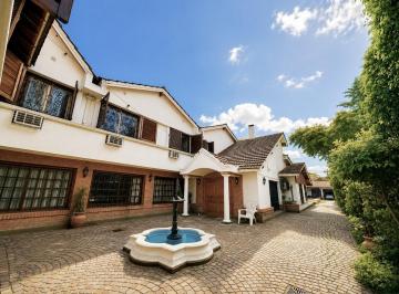Casa · 840m² · 7 Ambientes · 6 Cocheras · Venta con Renta - Casa Sobre Gran Lote con Quincho y Pileta - Adrogué