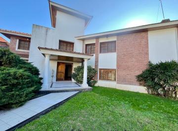 Casa · 557m² · 4 Ambientes · 4 Cocheras · Casa en Venta en Castelar