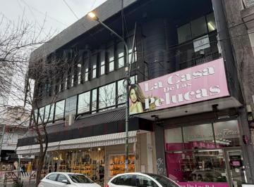 Local comercial · 200m² · Alquiler Amplio Local de Cuatro Plantas en Quilmes Centro, a Pasos de La Peatonal Rivadavia.