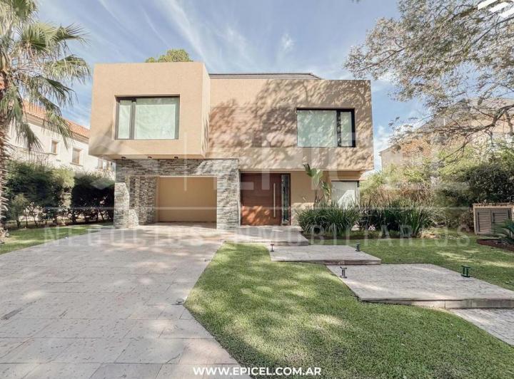 Casa · 500m² · 5 Ambientes · 2 Cocheras