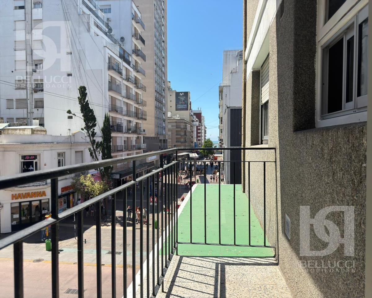 Departamento 2 amb al frente con balcón — Santa Fe y San Martín