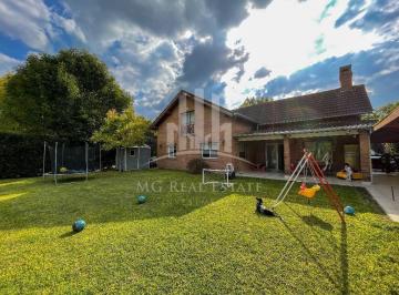 Casa · 240m² · 4 Ambientes · 3 Cocheras · # Casa de 5 Ambientes Sobre Lote Central en Barrio Los Sauces