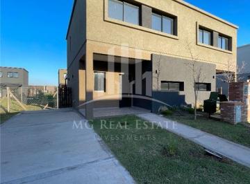 Casa · 110m² · 4 Ambientes · 2 Cocheras · ## Impecable Dúplex en Venta de 5 Ambientes en El Barrio Cerrado El Aljibe