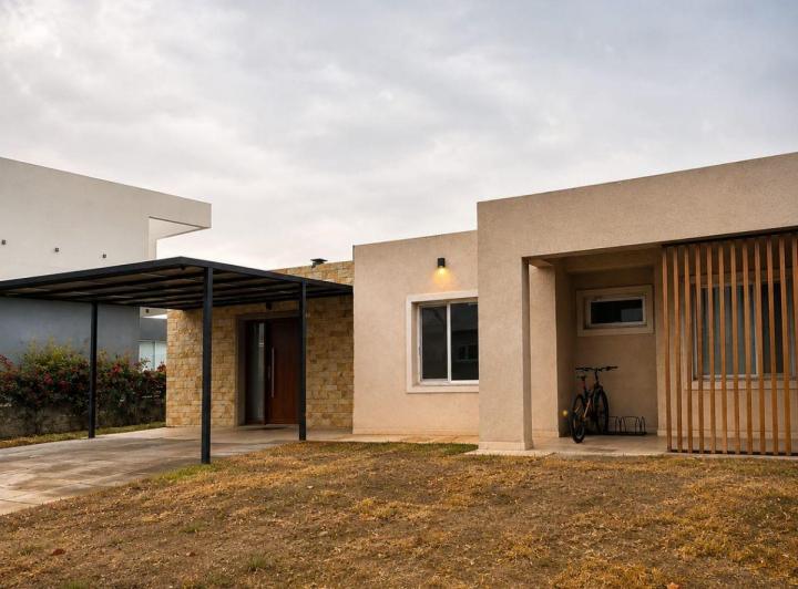 Casa · 220m² · 6 Ambientes · 2 Cocheras