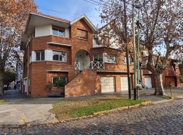 Casa · 204m² · 4 Ambientes · 2 Cocheras · Triplex en Garona 402. Lomas Oeste