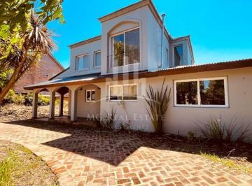 Casa · 285m² · 4 Ambientes · 3 Cocheras · # en Venta Cómoda y Amplia Propiedad de 5 Ambientes en El Barrio Los Sauces