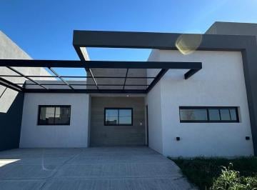 Casa · 148m² · 3 Dormitorios · 1 Cochera · Casa en Docta