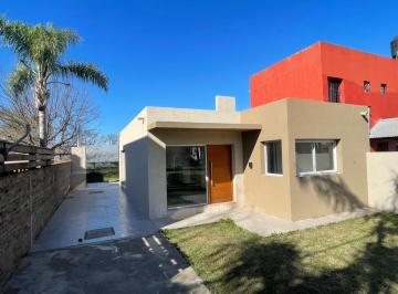 Casa · 77m² · 3 Ambientes · Casa en Venta de 2 Habitaciones en Funes a Estrenar, Apta Credito