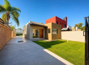 Casa · 77m² · 3 Ambientes · Casa en Venta de 2 Habitaciones en Funes a Estrenar, Apta Credito