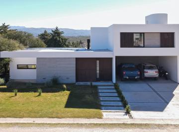 Casa de 5 ambientes, Las Jarillas · Casa en Venta en Carlos Paz Golf | Diseño Moderno y Detalles Premium