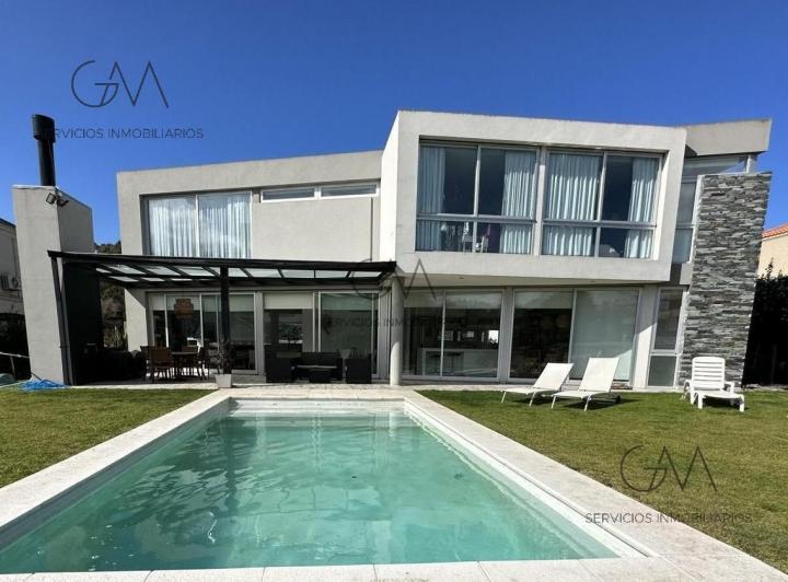 Casa · 300m² · 4 Ambientes
