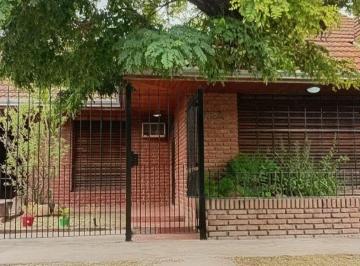 Casa · 270m² · 5 Ambientes · 2 Cocheras · Venta Casa Berazategui 4 Dorm. Piscina y Departamento