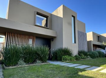 Casa · 550m² · 6 Ambientes · 1 Cochera · Venta Casa Huerta de Los Horneros
