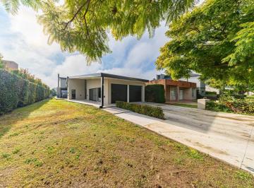 Casa · 250m² · 5 Ambientes · 4 Cocheras · Venta Casa Campos de Esther