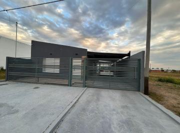 Casa · 130m² · 3 Ambientes · 1 Cochera · Casa 1 Dormitorio y Pileta en Colonia Ensayo