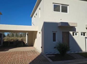 Casa · 78m² · 3 Ambientes · 1 Cochera · Casa en Alquiler - Chic Village Pilar