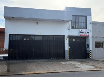 Bodega-Galpón , Quilmes · Importante Galpón con Portón de Ingreso Vehicular y Cortina Metálica, Ideal Para Depósito, Logística