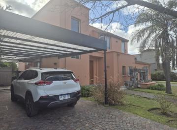 Casa · 297m² · 3 Dormitorios · 2 Cocheras · Casa Estilo Sante Fe en Venta en Santa Barbara