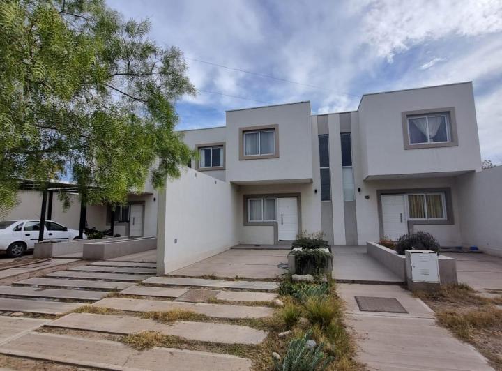 Casa · 87m² · 4 Ambientes · 1 Cochera